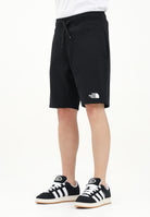 THE NORTH FACE Shorts Standard Light nero da uomo NF0A3S4EJK31 . THE NORTH FACE 