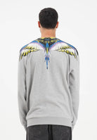 MARCELO BURLON COUNTY OF MILAN Felpa girocollo grigia da uomo con stampa ali multicolore F5CAMASW061 101 MARCELO BURLON COUNTY OF MILAN 