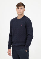 TOMMY HILFIGER Maglioncino girocollo blu da uomo con ricamo bandierina MW0MW33132DW5 . TOMMY HILFIGER 