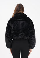 TOMMY JEANS Pelliccia sintetica nera da donna con logo DW0DW21669BDS . TOMMY JEANS 