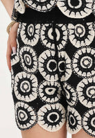 ONLY Shorts panna e nero da donna in tessuto lavorato macramè 15373523 BLBI ONLY 