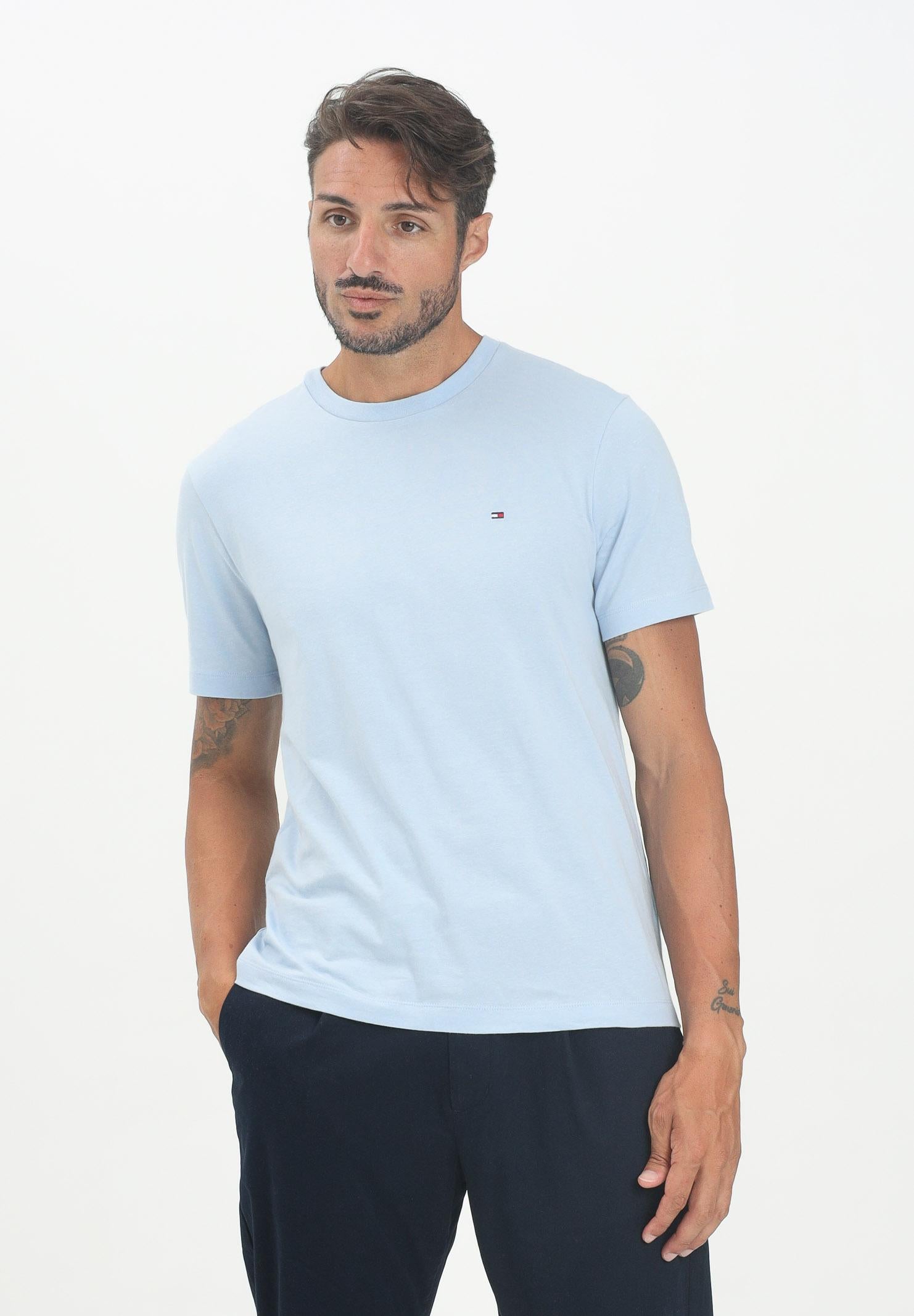 TOMMY HILFIGER T-shirt a manica corta celeste da uomo con logo MW0MW39995C1O . TOMMY HILFIGER 