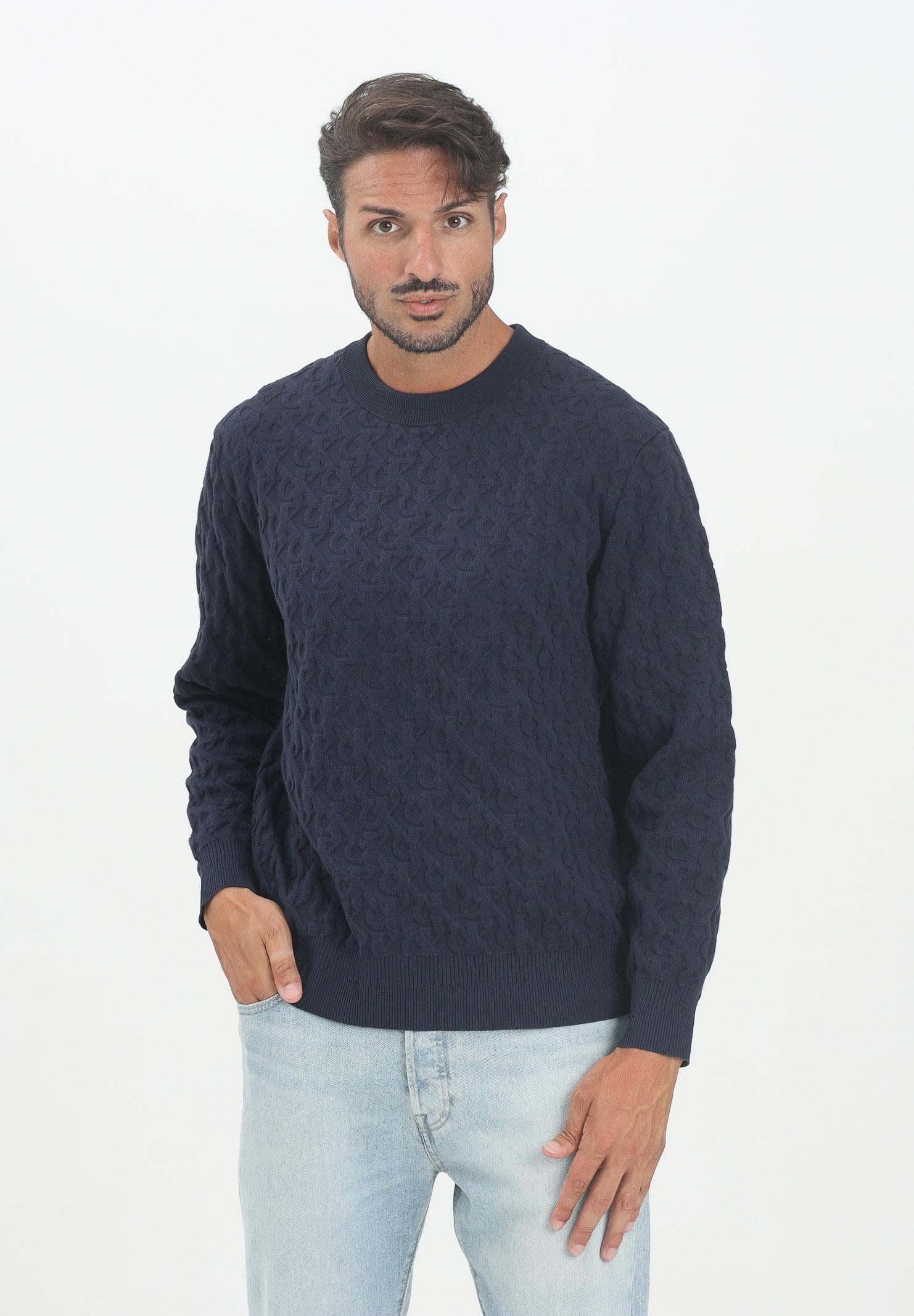 CALVIN KLEIN JEANS Maglioncino girocollo blu da uomo caratterizzato da una lavorazione in rilievo con motivo CK LV04RC359GDYF  CALVIN KLEIN JEANS 