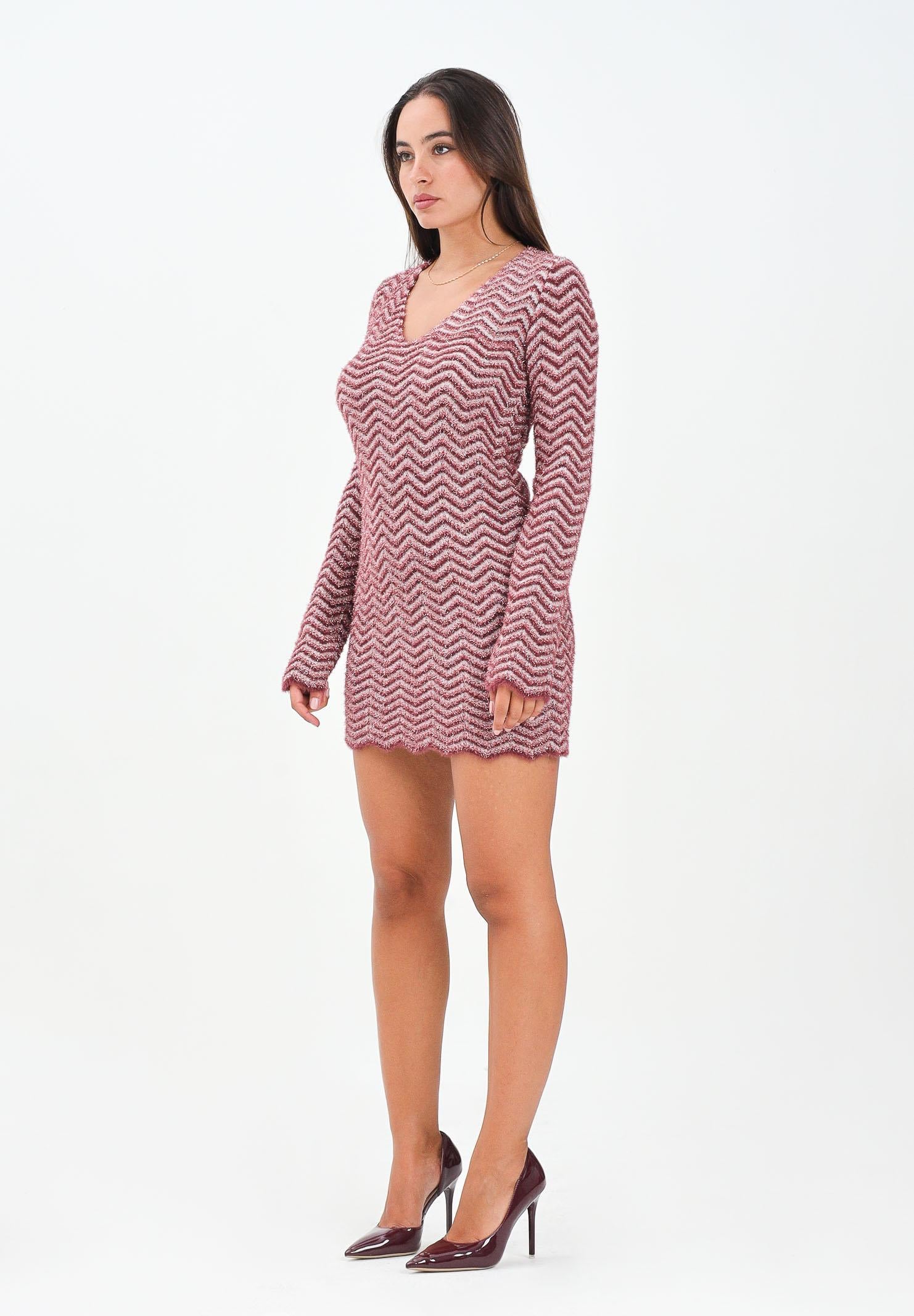 AKEP Abito corto caratterizzato da un motivo a zig-zag nei toni del bordeaux e rosa da donna VSKD11002 V1 AKEP 