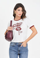 ONLY T-shirt a manica corta bianca da donna con stampa Cherry Coke 15355835 cherry ONLY 