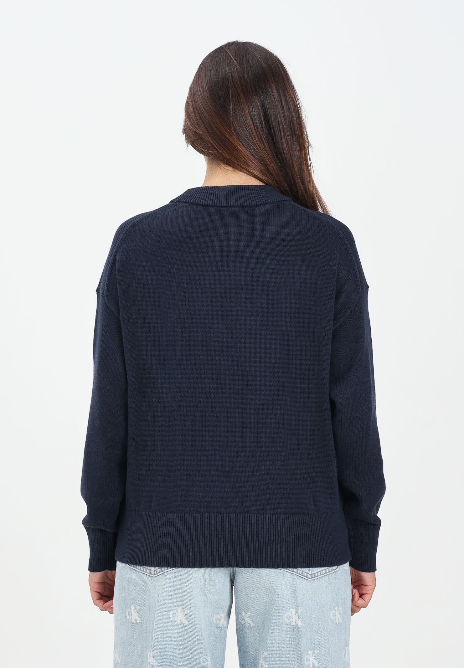 CALVIN KLEIN JEANS Maglioncino girocollo blu da donna con logo LV047C311GCEF . CALVIN KLEIN JEANS 