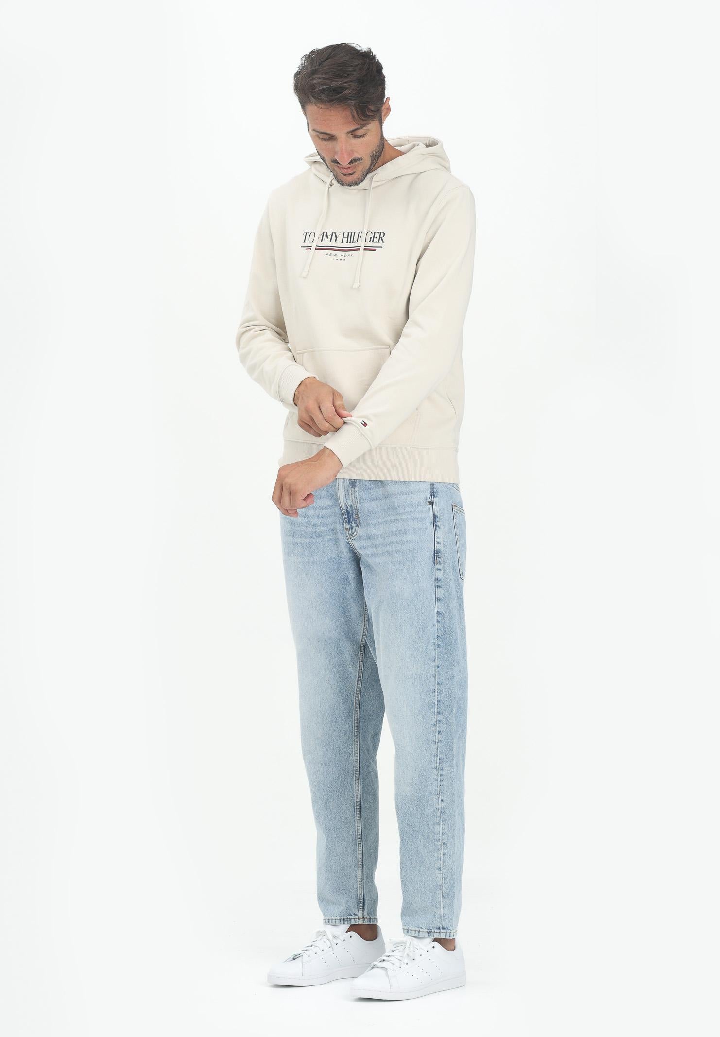 TOMMY JENAS Jeans in denim chiaro da uomo dal taglio relaxed fit DM0DM212111A5  TOMMY JEANS 