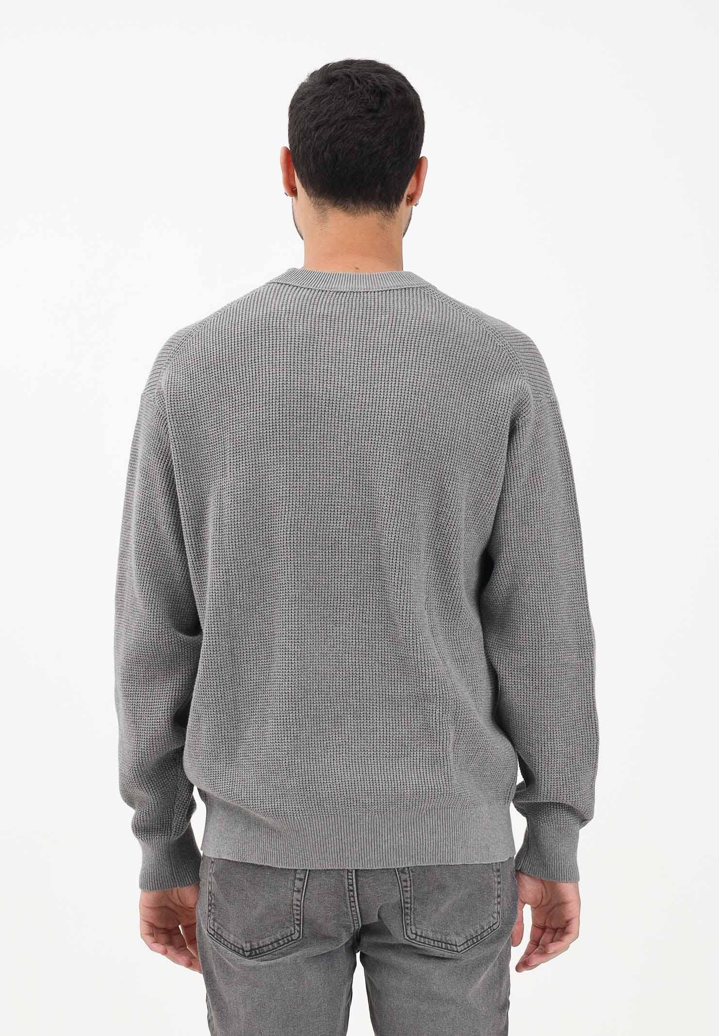 CALVIN KLEIN JEANS Maglioncino girocollo grigio da uomo con patch logo LV04RD313GP7E  CALVIN KLEIN JEANS 