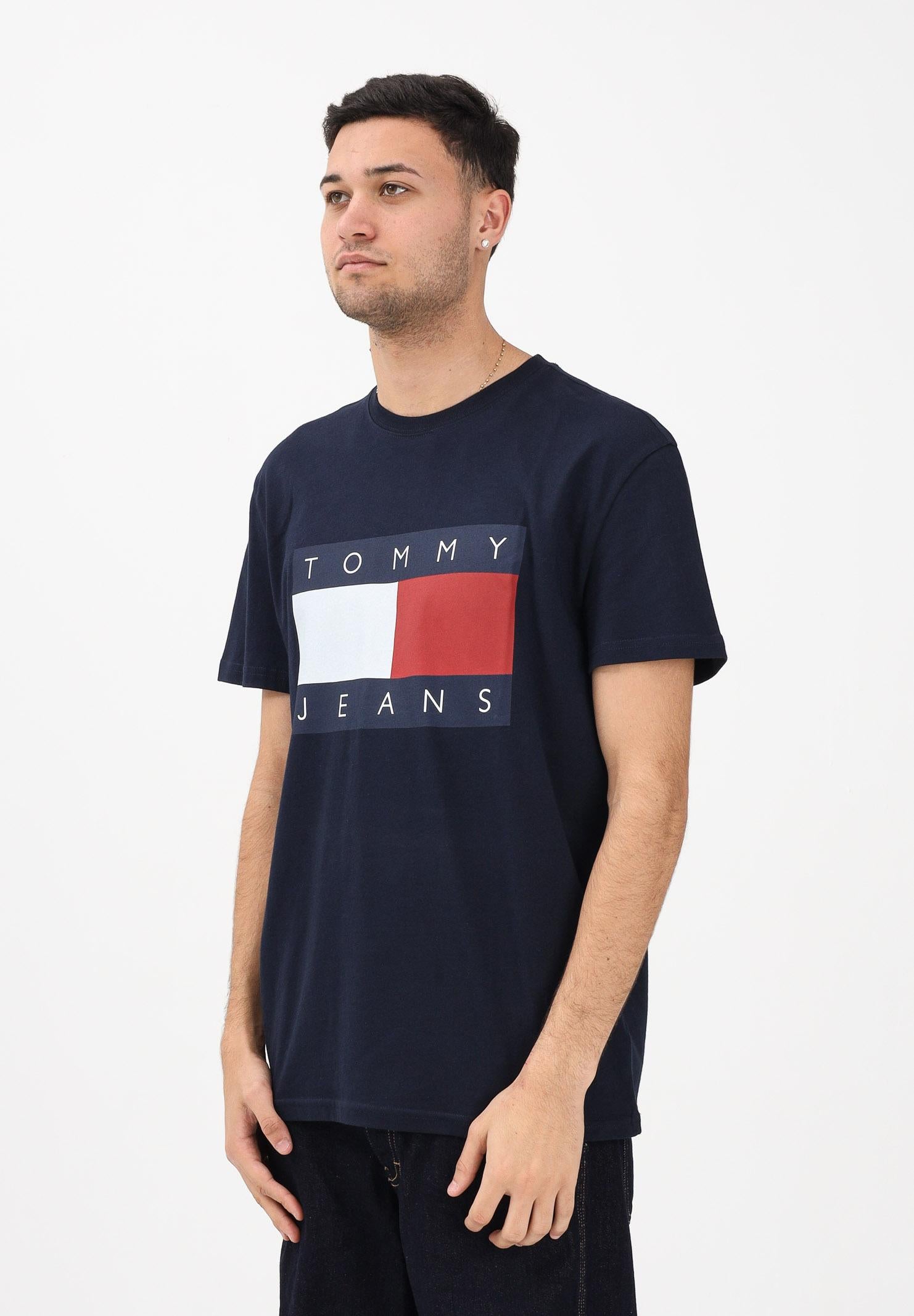 TOMMY JEANS T-shirt a manica corta Flag Badge blu da uomo DM0DM22645 C1G TOMMY JEANS 