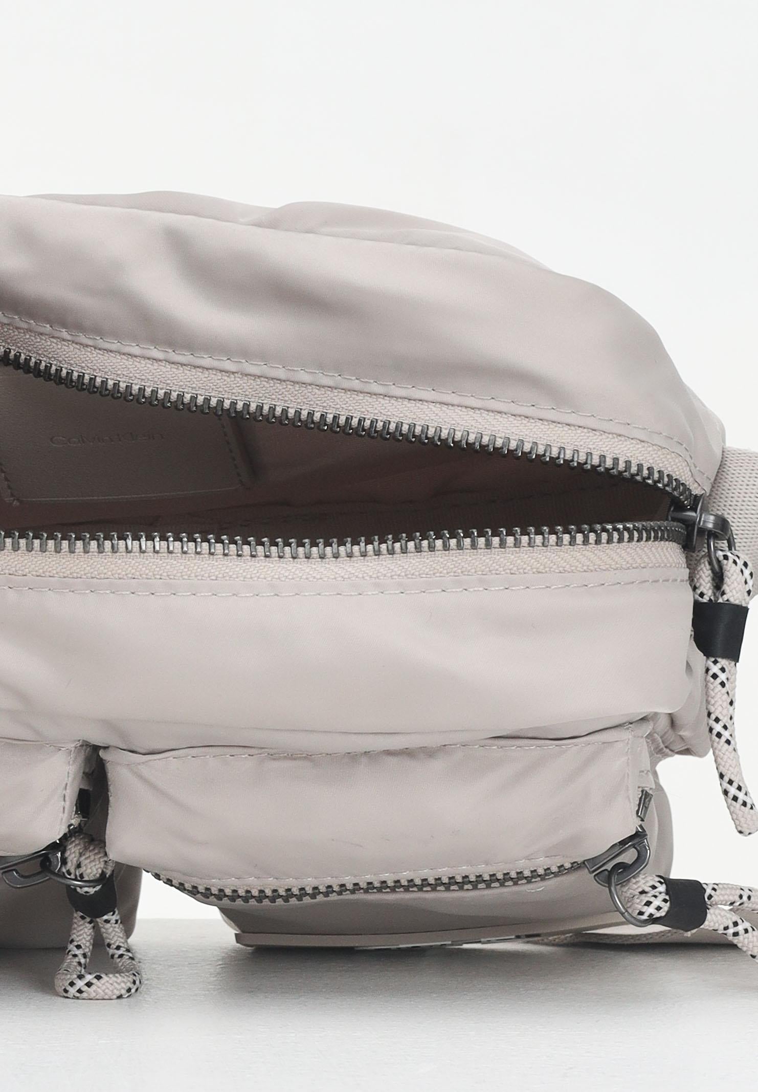 CALVIN KLEIN Borsa a tracolla beige: stile tecnico uomo e donna