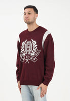 ADIDAS ORIGINALS Maglione girocollo bordeaux da uomo con stampa stile college JX8215  ADIDAS ORIGINALS 