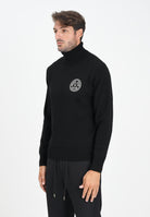 VERSACE JEANS COUTURE Maglione a collo alto nero da uomo con logo V-Emblem 79GAFM14CMH81 L01 VERSACE JEANS COUTURE 