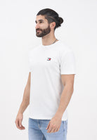 TOMMY JEANS T-shirt a manica corta bianca da uomo con ricamo logo DM0DM20322YBL  TOMMY JEANS 