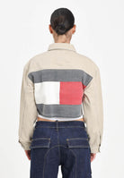 TOMMY JEANS Giubbotto crop in denim beige da donna rifinito dall'iconica bandiera DW0DW21431RBV  TOMMY JEANS 