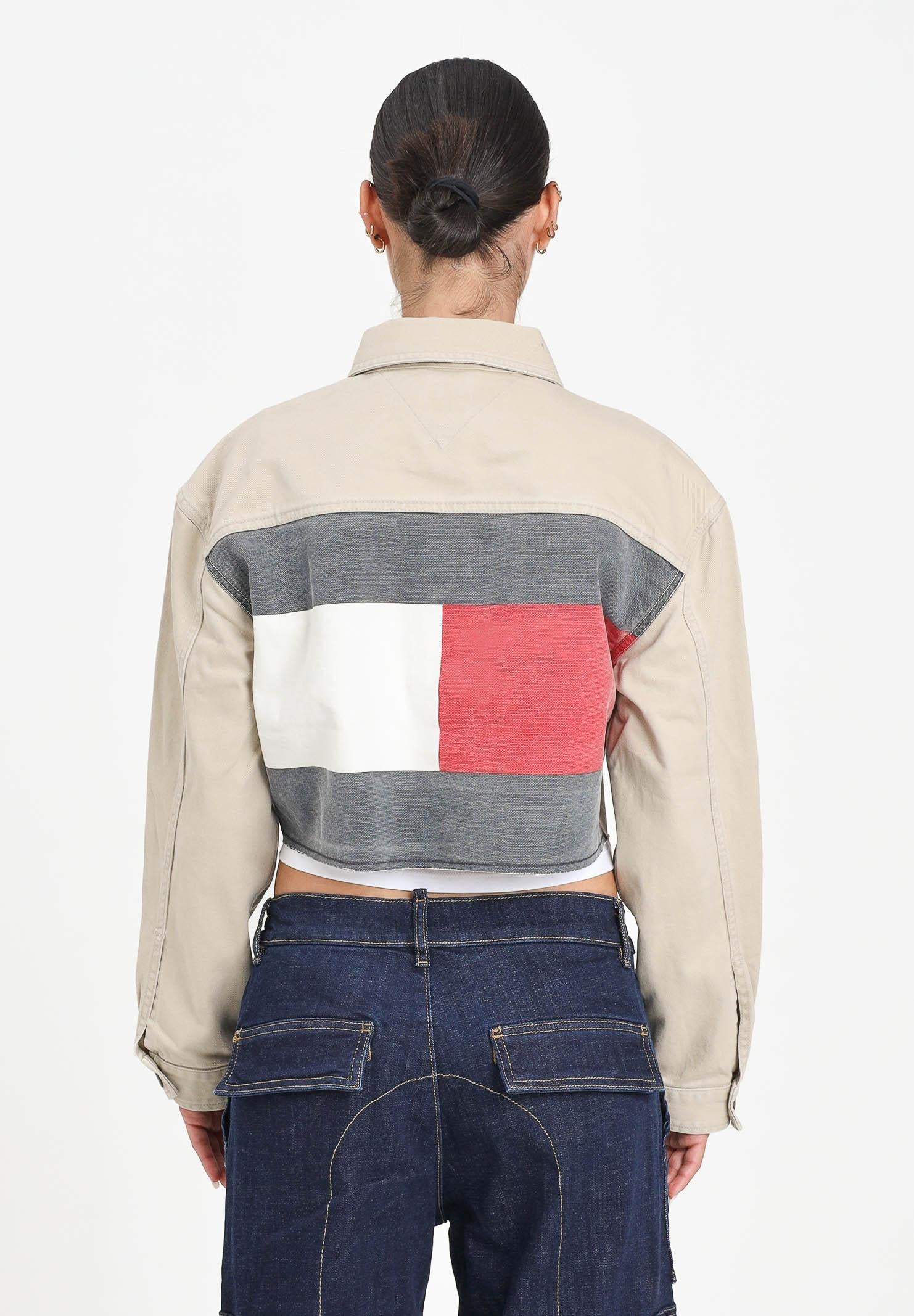 TOMMY JEANS Giubbotto crop in denim beige da donna rifinito dall'iconica bandiera DW0DW21431RBV  TOMMY JEANS 