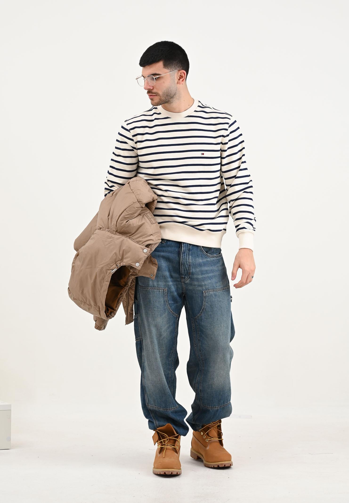 TOMMY JEANS Jeans in denim blu da uomo con ricamo sul retro DM0DM212031A5 . TOMMY JEANS 