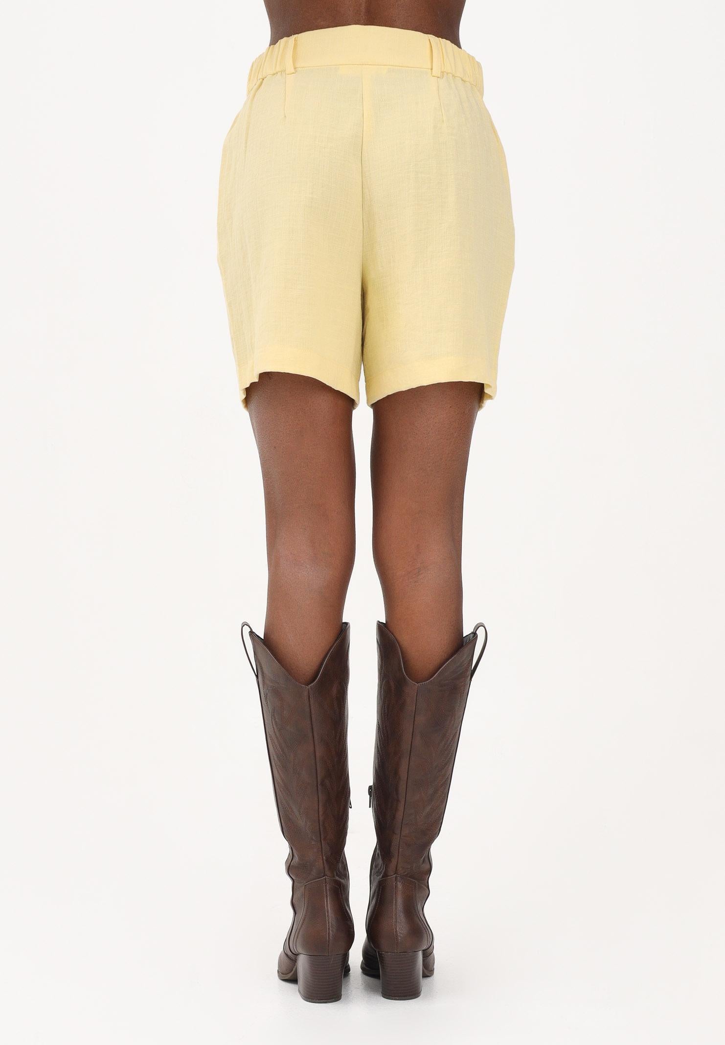 ONLY Shorts giallo da donna 15370279 SU ONLY 