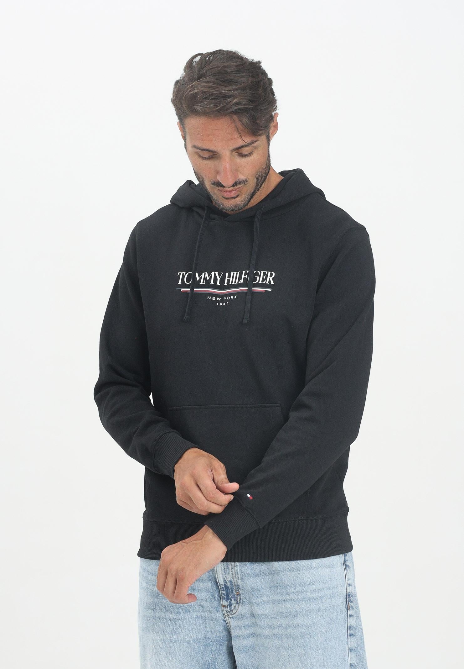 TOMMY HILFIGER Felpa con cappuccio nera da uomo rifinita da stampa logo MW0MW40534BDS  TOMMY HILFIGER 