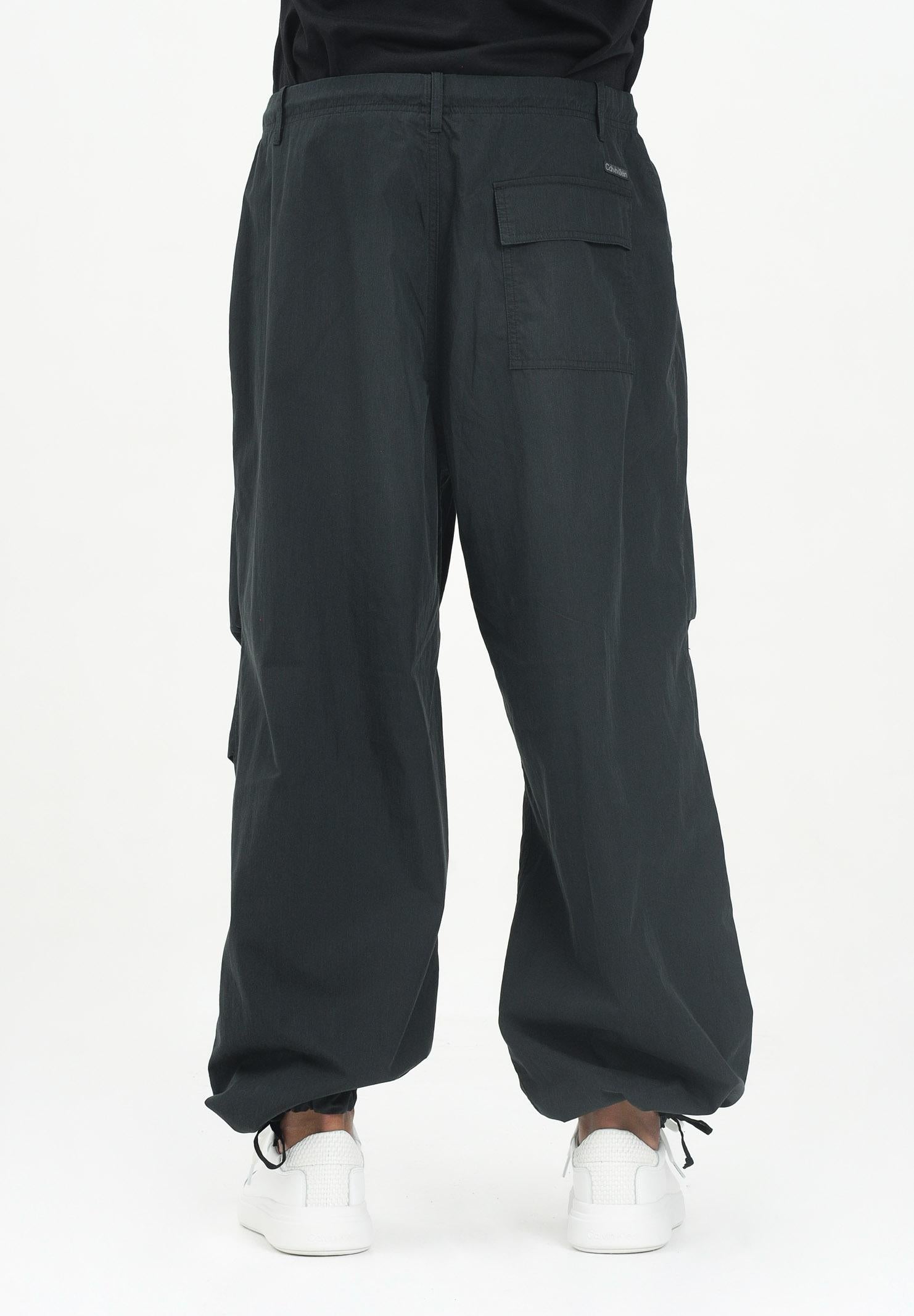 CALVIN KLEIN JEANS Pantalone cargo nero da uomo in tessuto tecnico leggero LV04RC606GUB1  CALVIN KLEIN JEANS 