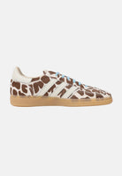 ADIDAS ORIGINALS Sneakers Handball Spezial panna e marrone per uomo e donna con motivo cavallino maculato KI6677 . ADIDAS ORIGINALS 