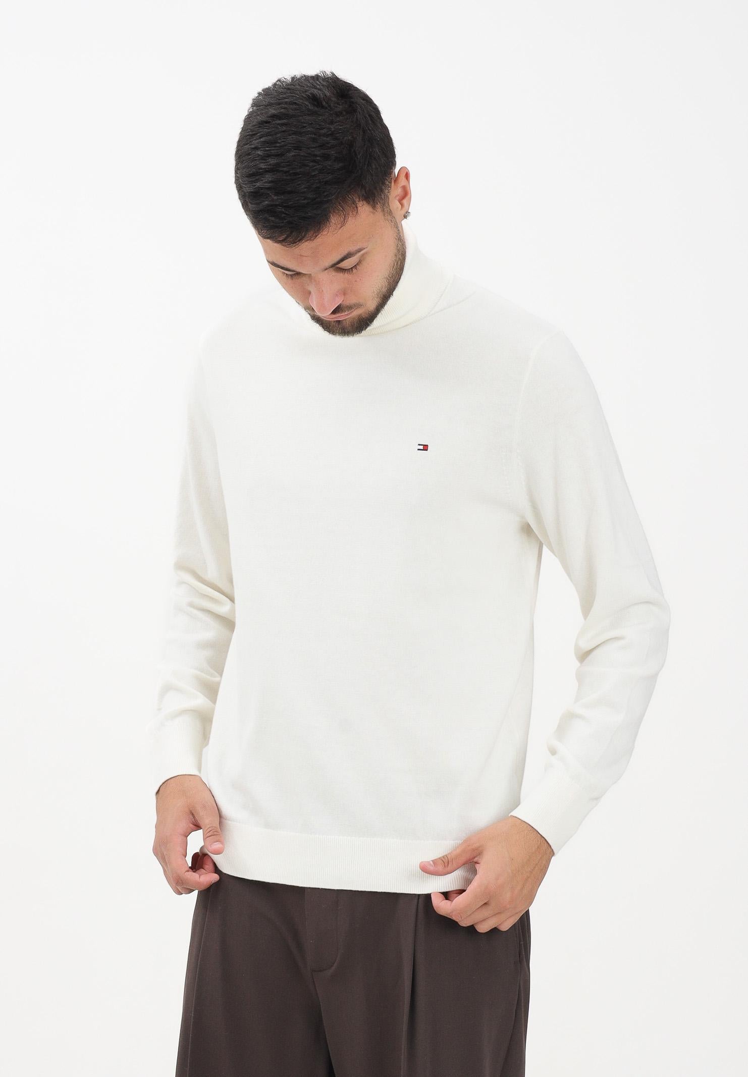 TOMMY HILFIGHER Maglioncino a collo alto panna da uomo MW0MW28048Z00 . TOMMY HILFIGER 
