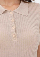 JDY Polo beige da donna realizzata in una maglia a costine sottili con un tocco di filato lamé 15354078 FrostedAlmond JDY 