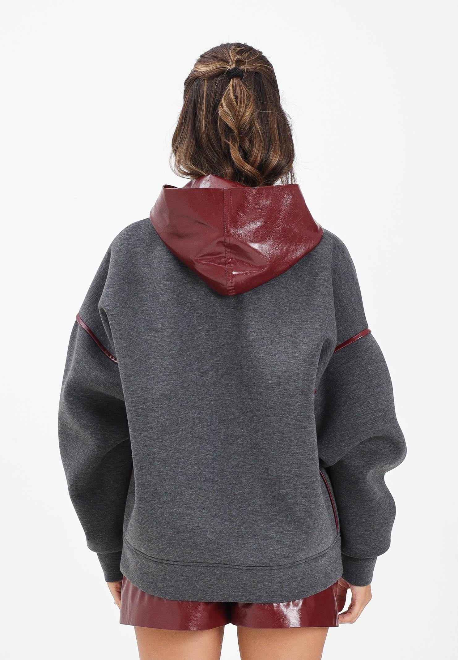 SIMONA CORSELLINI Felpa con zip grigia da donna caratterizzata da inserti in ecopelle bordeaux A25CPFE00301-C00006 V0751 SIMONA CORSELLINI 