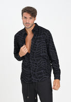VERSACE JEANS COUTURE Camicia a manica lunga nera da uomo con motivo Liquify Logomania vellutato 79GAL2R0NS703 899 VERSACE JEANS COUTURE 