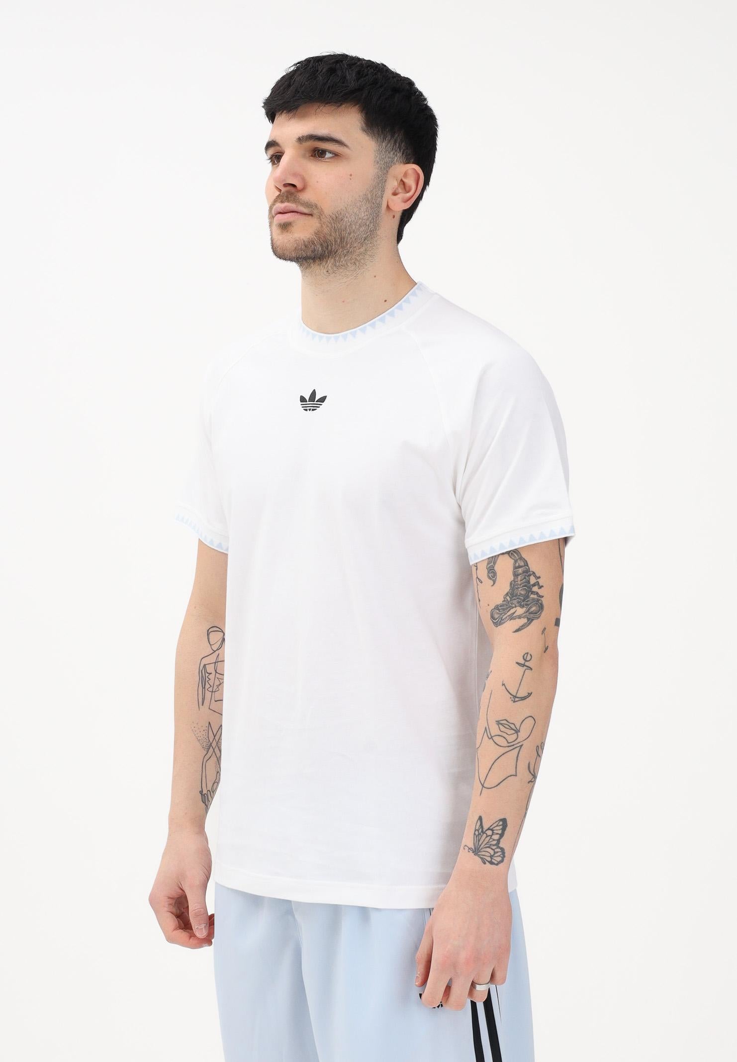 ADIDAS ORIGINALS T-shirt a manica corta CHEST STRIPES ENGINEERED COLLAR bianca da uomo KC6448 . ADIDAS ORIGINALS 