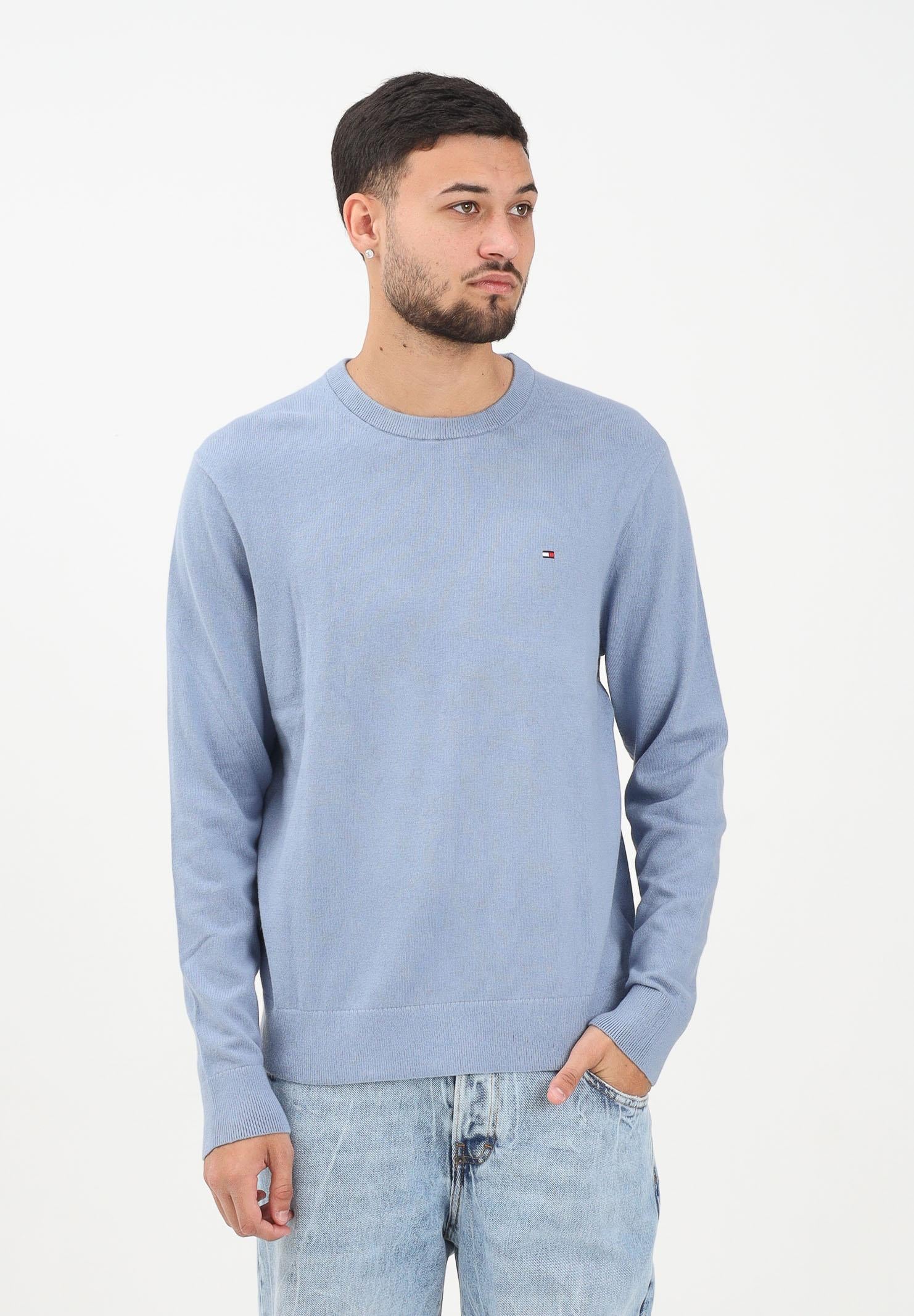 TOMMY HILFIGHER Maglioncino girocollo azzurro da uomo con ricamo bandierina Tommy Hilfigher MW0MW28046C2B . TOMMY HILFIGER 
