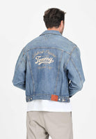 TOMMY JEANS Giubbotto di jeans in denim chiaro da uomo con ricamo logo sul retro DM0DM217241A5  TOMMY JEANS 
