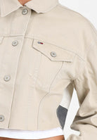 TOMMY JEANS Giubbotto crop in denim beige da donna rifinito dall'iconica bandiera DW0DW21431RBV  TOMMY JEANS 