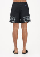 MARCELO BURLON COUNTY OF MILAN Shorts mare nero da uomo con stampa COMAS2606510934 . MARCELO BURLON COUNTY OF MILAN 