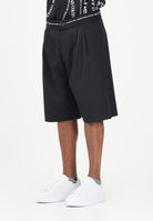 VERSACE JEANS COUTURE Shorts nero da uomo con punto vita logato 80GAD119N0645 899 VERSACE JEANS COUTURE 