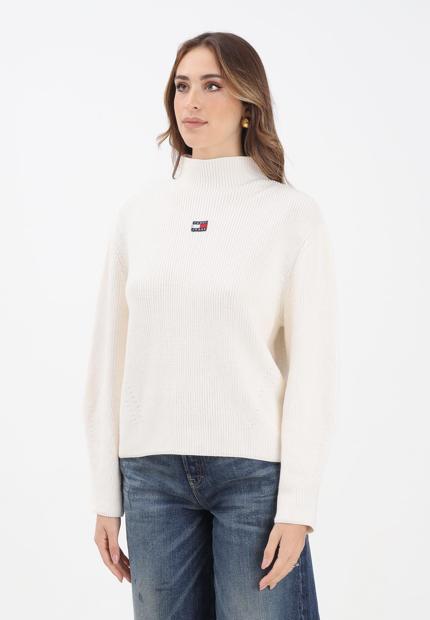 TOMMY JEANS Maglioncino a collo alto panna da donna con logo DW0DW21676YBH  TOMMY JEANS 