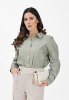 JDY Camicia a manica lunga verde da donna con sottili righe verticali 15359455 SE JDY 