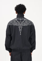 MARCELO BURLON COUNTY OF MILAN Giacca a vento nera da uomo con grafica ali S6CMMAJK075 110 MARCELO BURLON COUNTY OF MILAN 