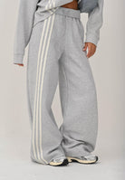 ADIDAS ORIGINALS Pantalone sportivo Wide Off Placed 3 Stripes grigio da donna KA0833  ADIDAS ORIGINALS 