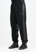 VERSACE JEANS COUTURE Pantalone sportivo nero da uomo realizzato in doppio tessuto 79GAA322F0010 899 VERSACE JEANS COUTURE 