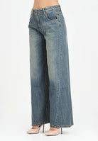 VICOLO Jeans Nathalie da donna realizzati in denim blu medio con un delicato effetto slavato DF5142 VU VICOLO 
