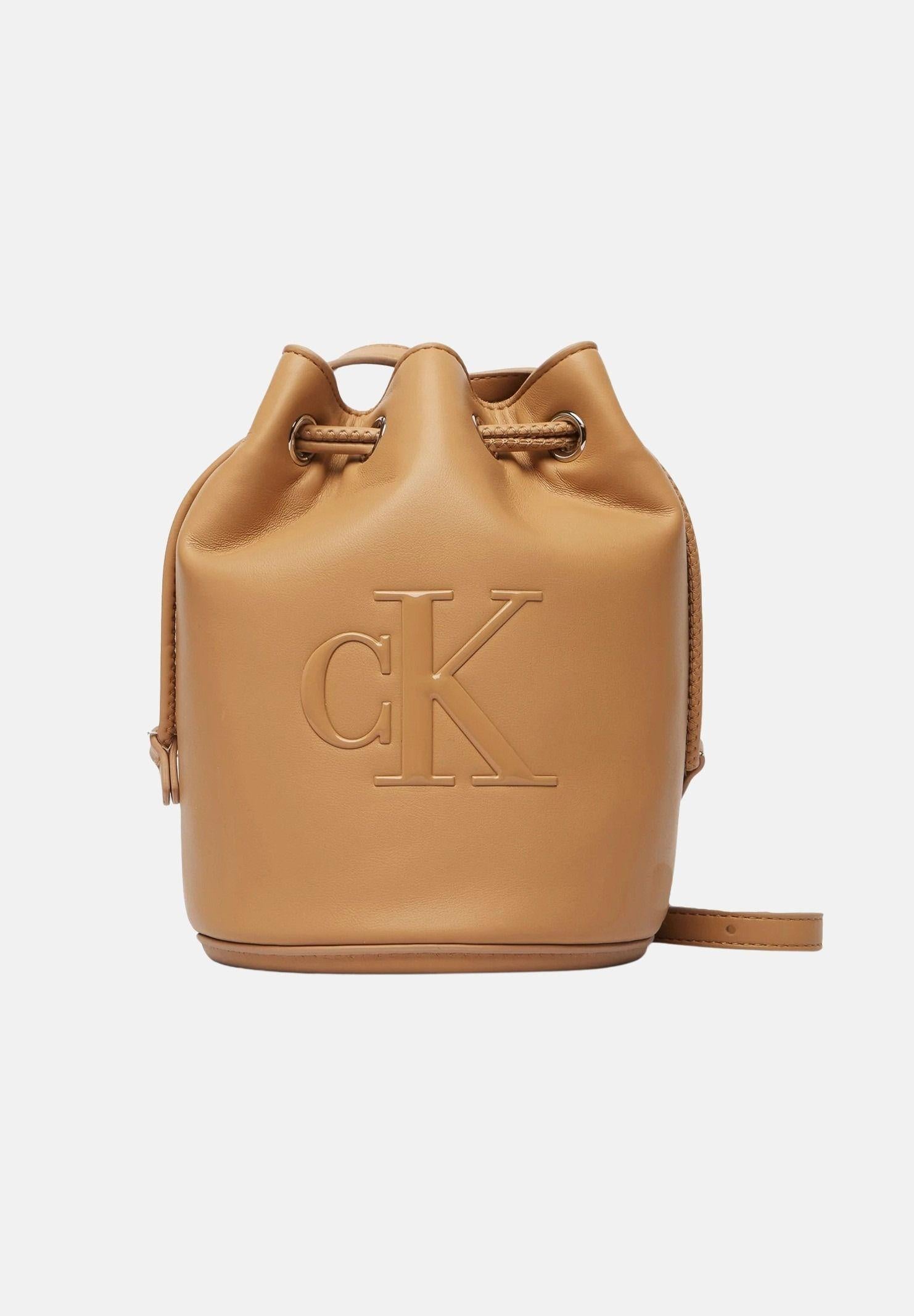 Calvin Klein borsa a secchiello Bold CK Small Bucket Bag colore Tannin, beige cammello da donna LV04F3640G RAJ CALVIN KLEIN 