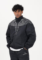 MARCELO BURLON COUNTY OF MILAN Giacca a vento nera da uomo con grafica ali S6CMMAJK075 110 MARCELO BURLON COUNTY OF MILAN 