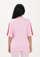 ADIDAS PERFORMANCE T-shirt a manica corta Boyfriend 3 Stripes Essentials rosa e rossa da donna KD2348 . ADIDAS PERFORMANCE 