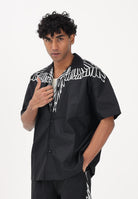 MARCELO BURLON COUNTY OF MILAN Camicia a manica corta nera da uomo con stampa grafica S6CMMASI009 110 MARCELO BURLON COUNTY OF MILAN 