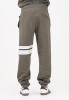 GCDS Pantalone sportivo verde militare per uomo e donna con dettagli a contrasto B1XM3002JI0 88 GCDS 