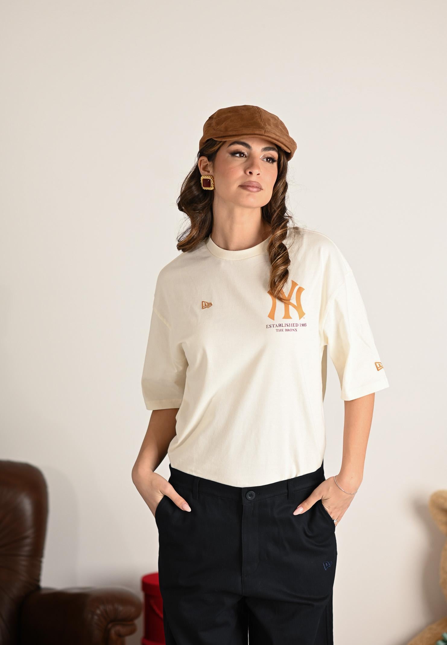 NEW ERA T-shirt a manica corta New York Yankees MLB Baseball Graphic panna per uomo e donna 60667854 . NEW ERA 