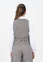 SIMONA CORSELLINI Gilet grigio da donna arricchito da piccole applicazioni metalliche A25CPGL00102-C00233 V0000 SIMONA CORSELLINI 
