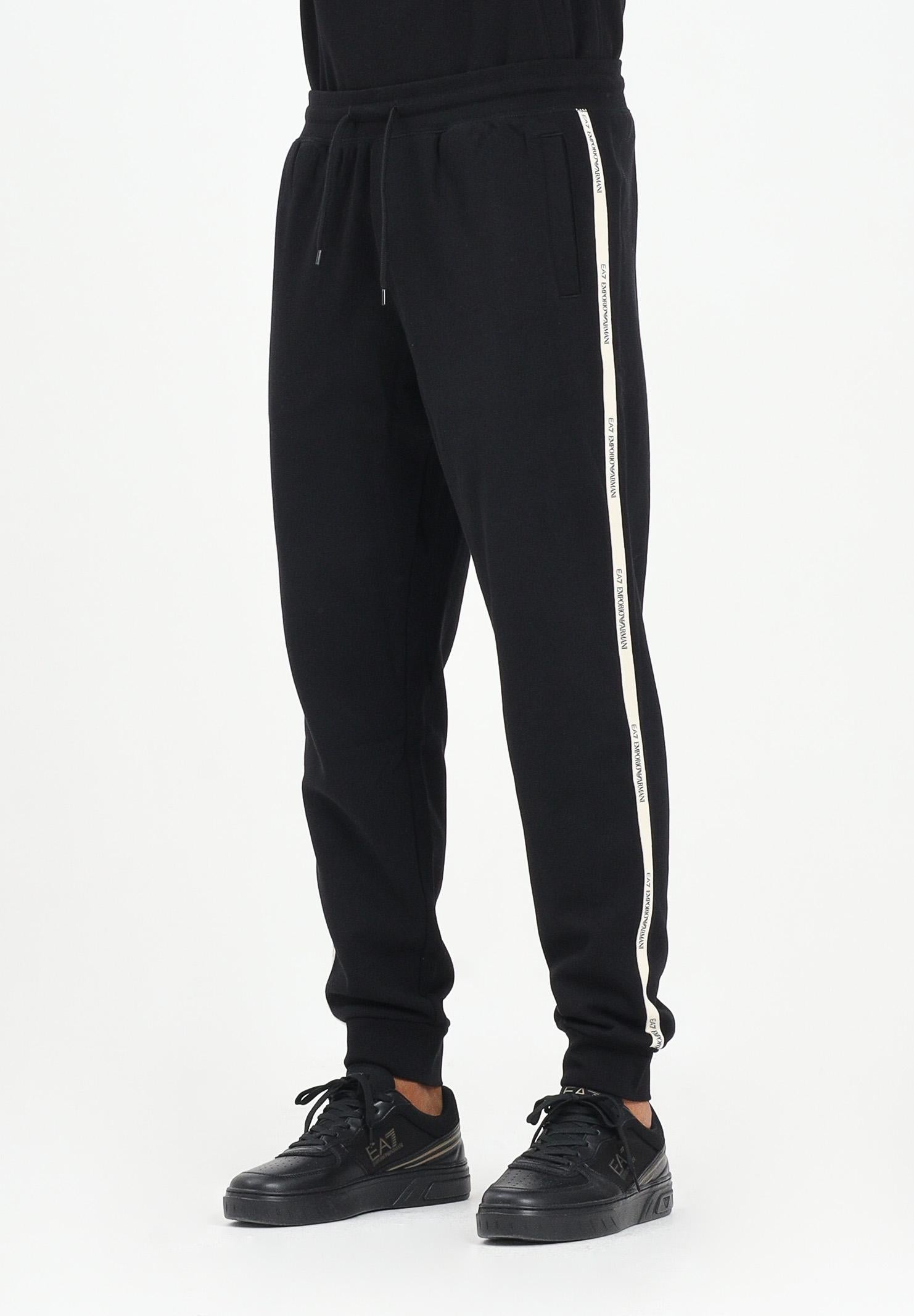 EA7 Pantalone sportivo nero da uomo con bande laterali logate 7M000974AF10377 UC001 EA7 