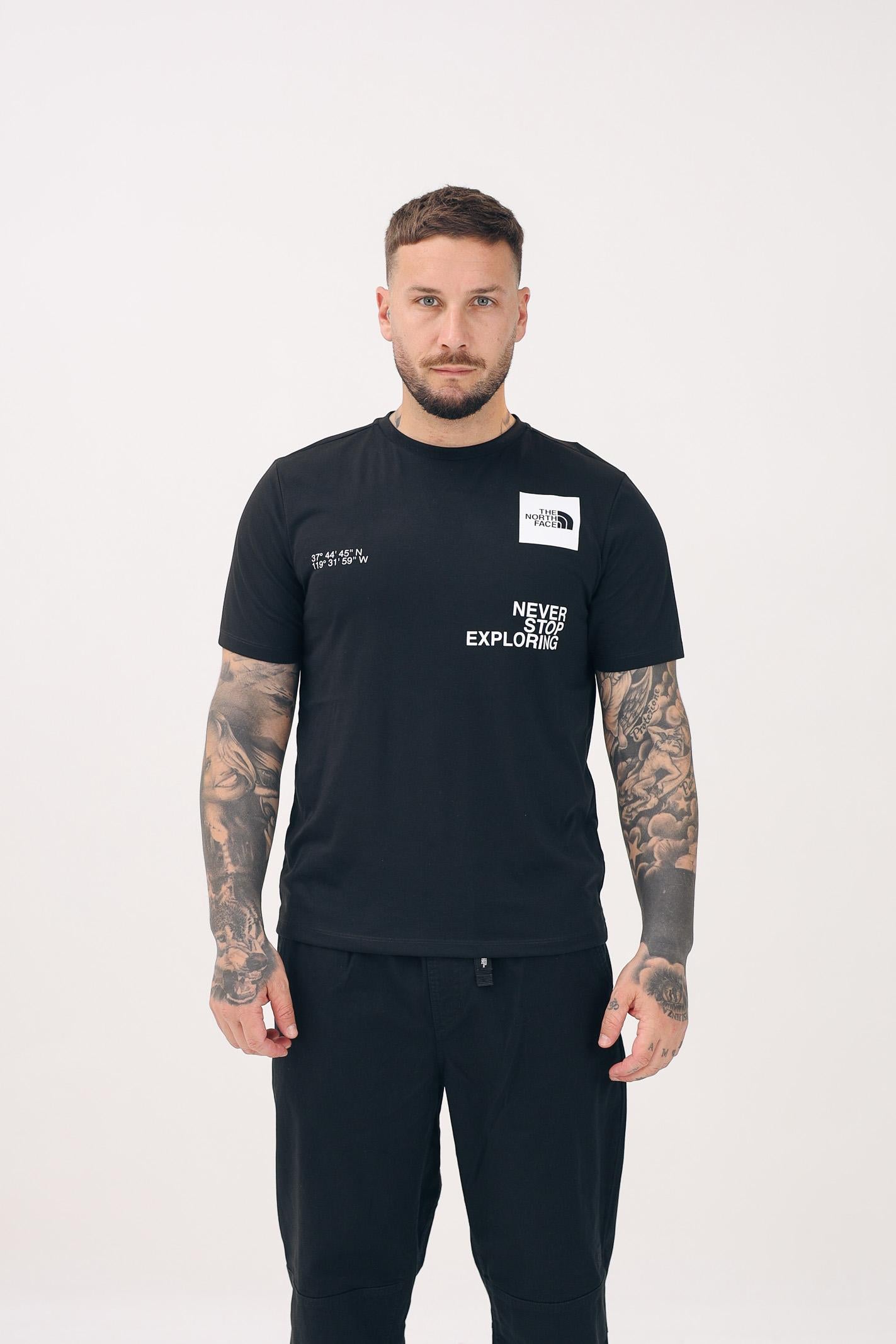 THE NORTH FACE T-shirt a manica corta Foundation Mountain Coordinates nera da uomo NF0A8BQXJK31 . THE NORTH FACE 