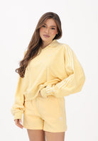 ADIDAS ORIGINALS Felpa stile polo in spugna gialla da donna KD1399 . ADIDAS ORIGINALS 